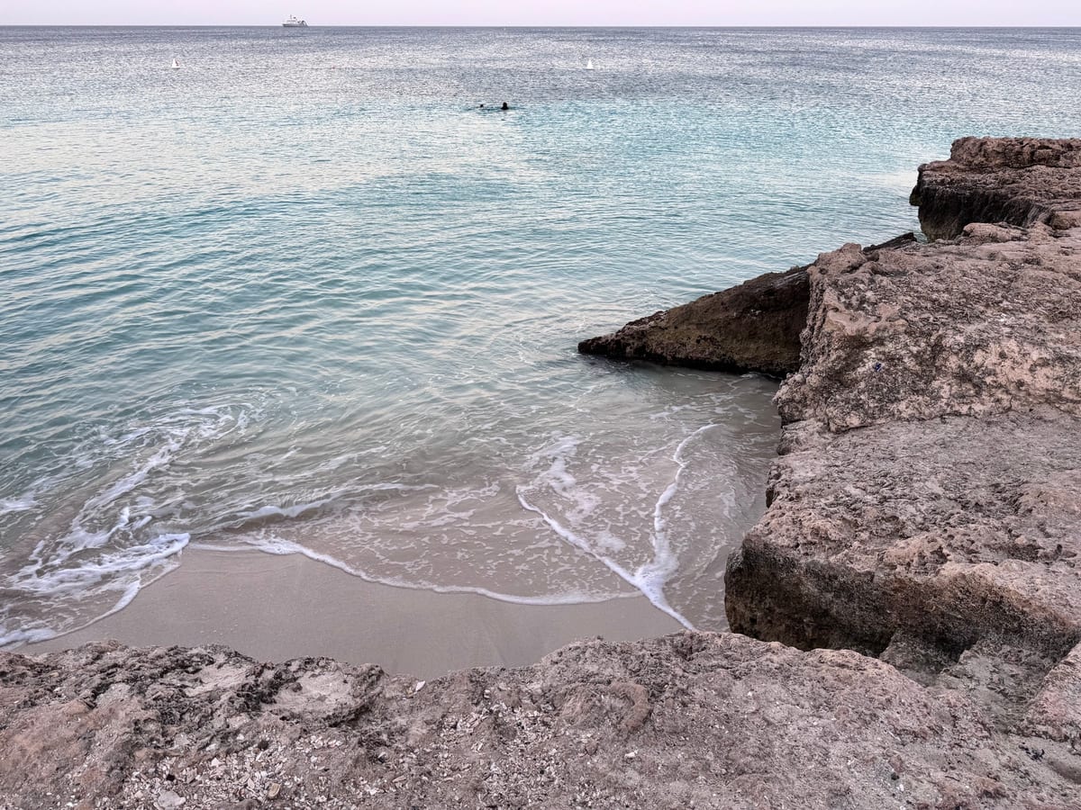 Original ground-level photograph from the Tres Trapi entry toward open water and distant swimmers